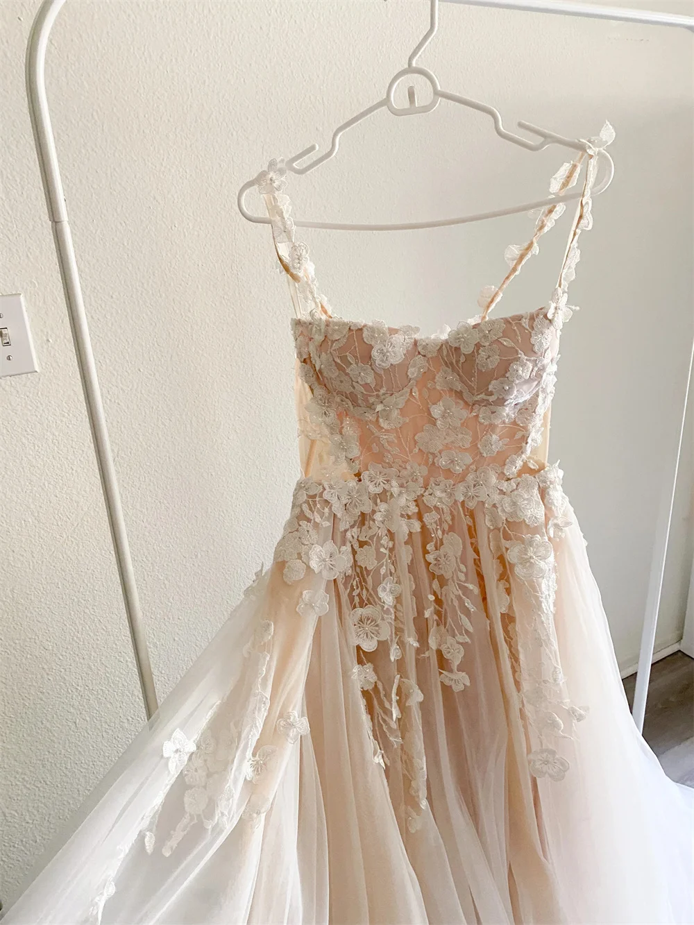 Charming Two Straps 3D Flower Lace Applique Bridal Grown A Line Wedding Dresses Custom Made