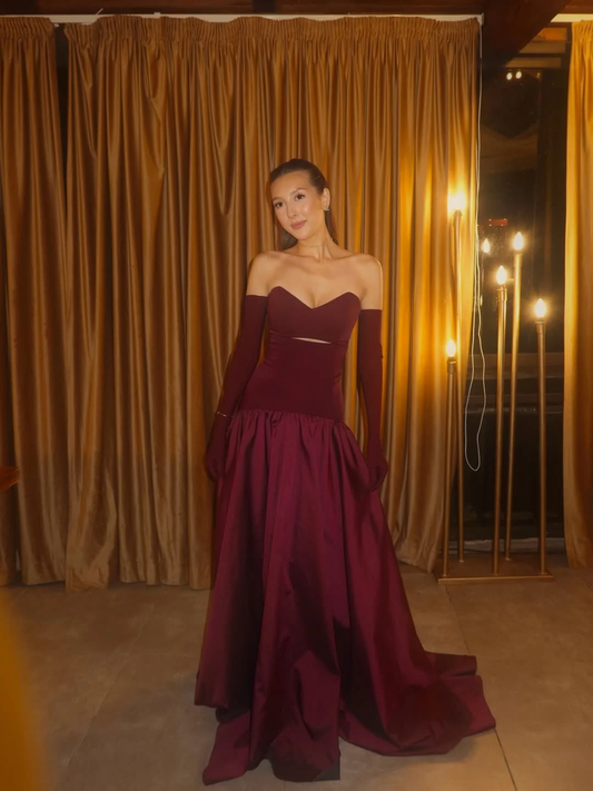 Elegant Burgundy Sweetheart Strapless Pleated Prom Dress With Gloves