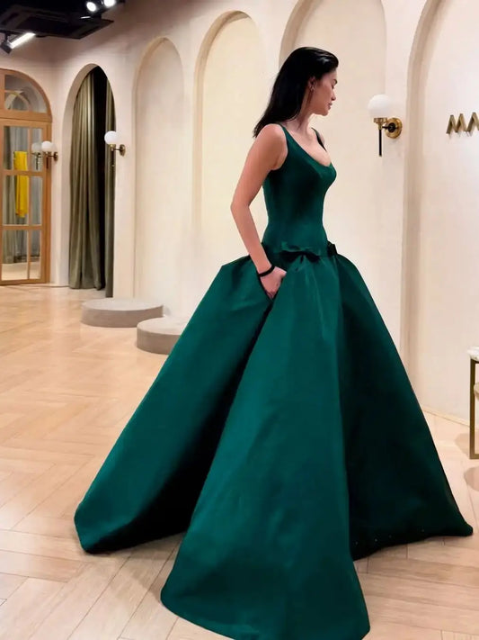 Design Fashion Elegant Emerald Green Ball Gown Stripped Down Clean Lines Structure Spaghetti Straps Evening Dress little Bows