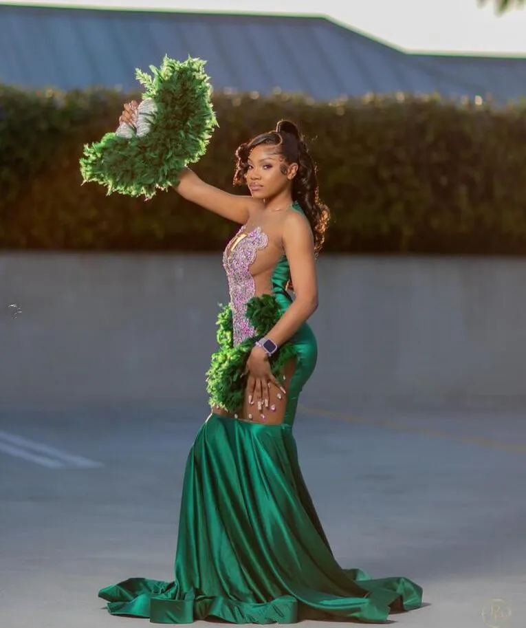 Emerald Green Sparkly Long Evening Ceremony Dresses for Black Girl Luxury Diamond Feather Sheer Prom Birthday Party Dress