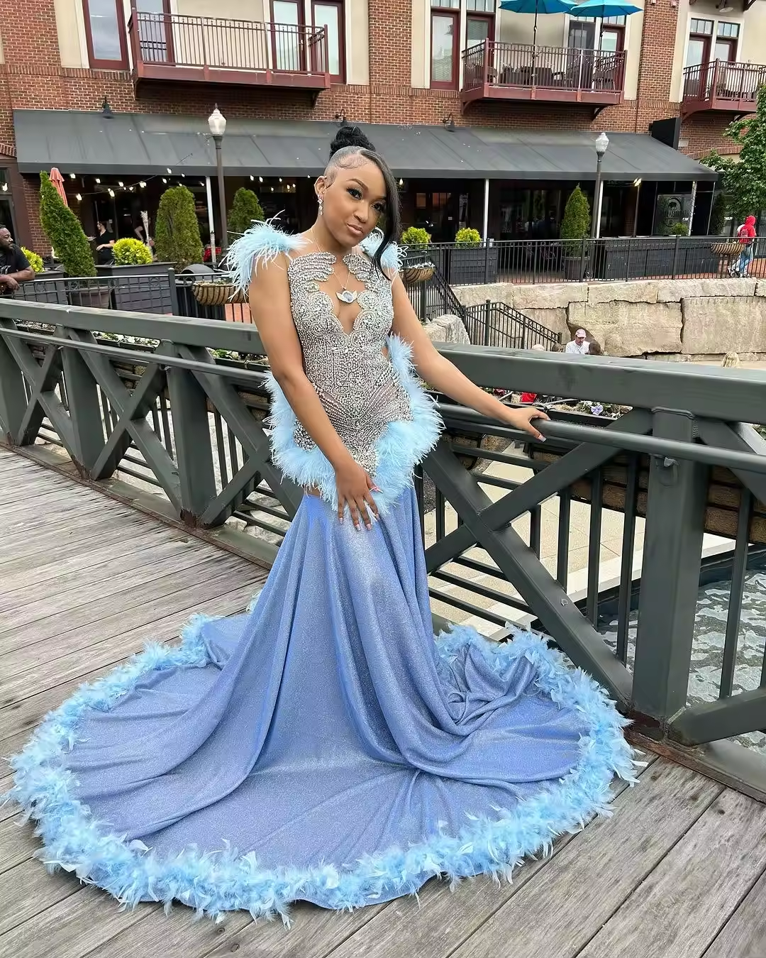 Sexy Diamonds Sky Blue Prom Dress Glitter Crystals Beads Rhinestones Feather Birthday Party Dress Wedding Reception Gown