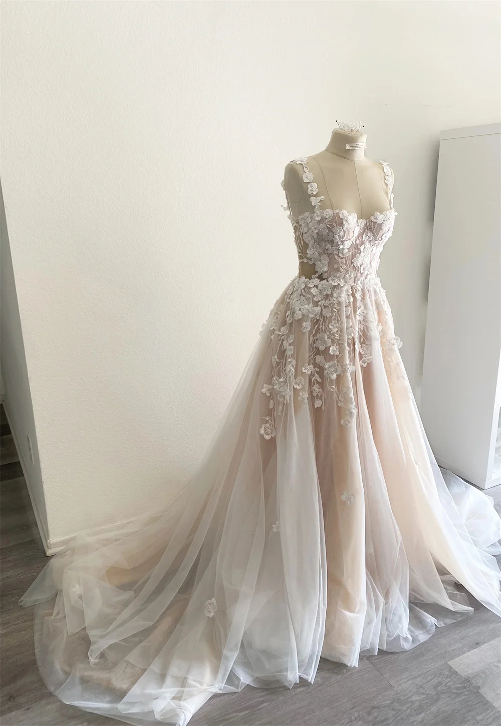 Charming Two Straps 3D Flower Lace Applique Bridal Grown A Line Wedding Dresses Custom Made