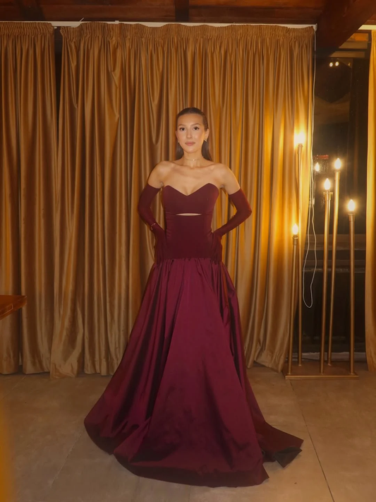 Elegant Burgundy Sweetheart Strapless Pleated Prom Dress With Gloves