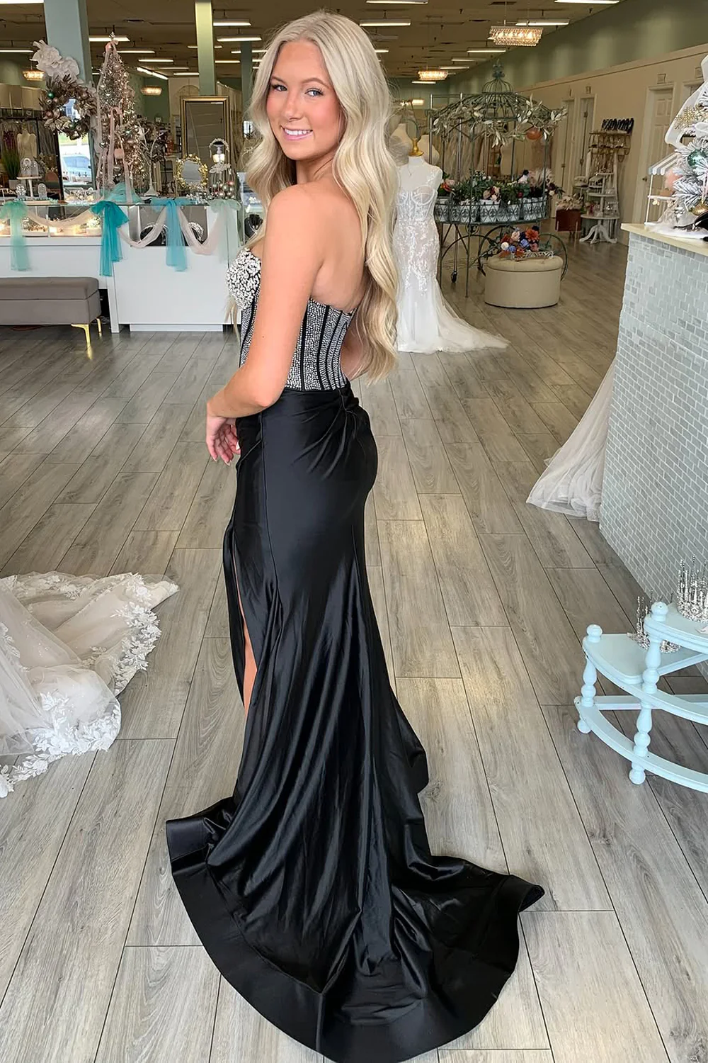 Elegant Mermaid Sweetheart Black Satin Long Prom Dress with Beading