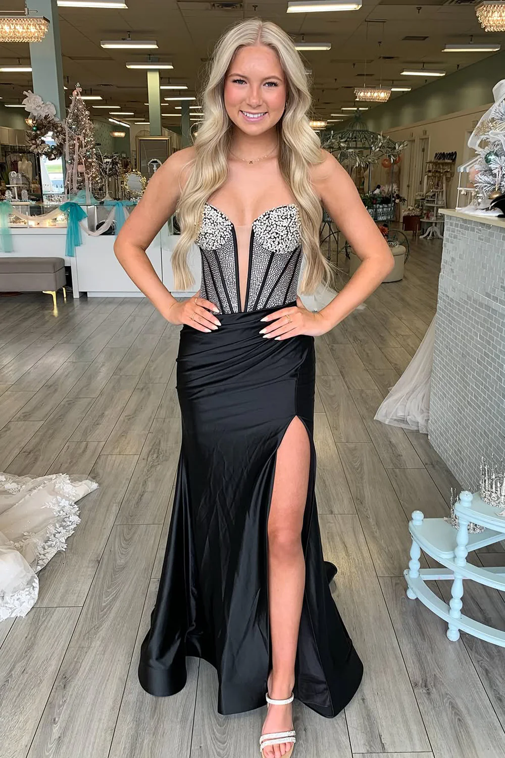 Elegant Mermaid Sweetheart Black Satin Long Prom Dress with Beading