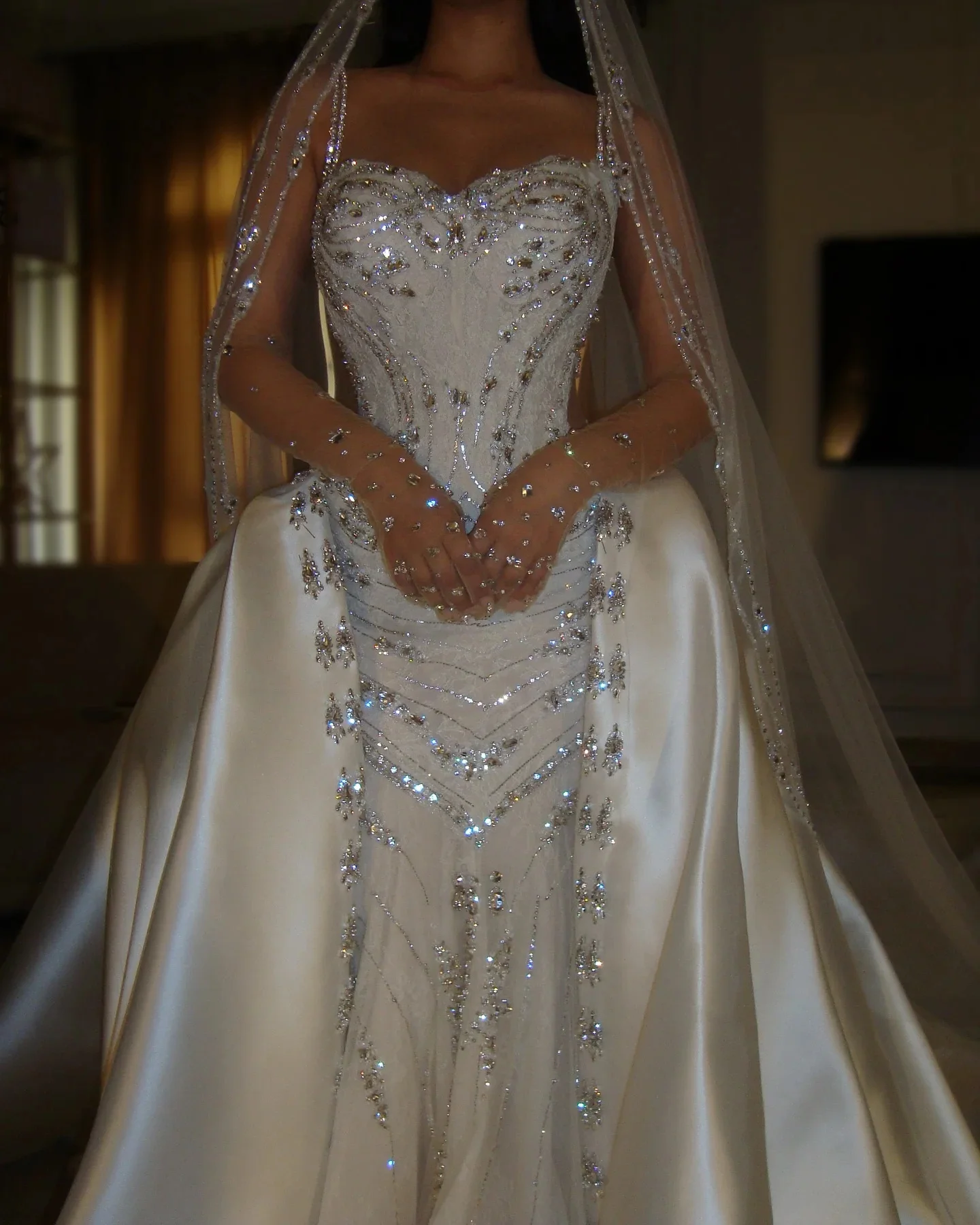 Simple Rhinestone Wedding Dresses Vintage Spaghetti Straps Sleeveless Bridal Gown Customized Beaded Satin